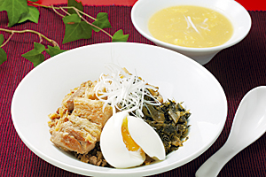 台湾の屋台飯ルーローハン＆コーンスープの写真