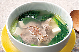 牛肉と豆腐と小松菜のスープの写真