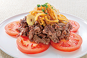 牛肉とトマトのオニオンガーリックサラダの写真